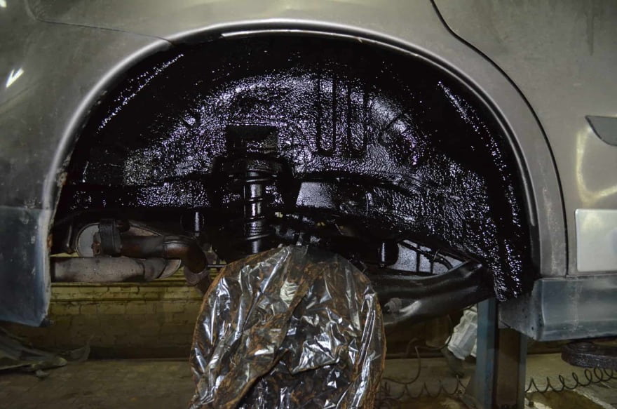 Фото арки обработанной антикоррозийным составом в «АвтосервисПрофи»