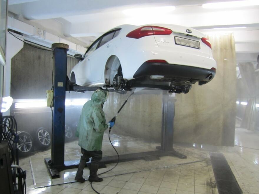 Фото процесса антикоррозийной обработки днища авто в Мурманске